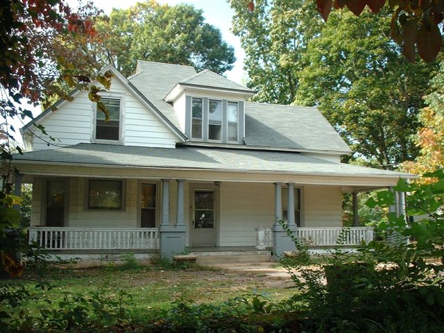 Victorian Home Hickory North Carolina for sale under $95,000 over 2600 squ ft. on .6 acre lot downtown historical district